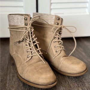 Tan Lace Up Combat Boots Size 9